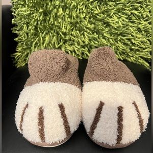 Cat’s paw slippers, size 8